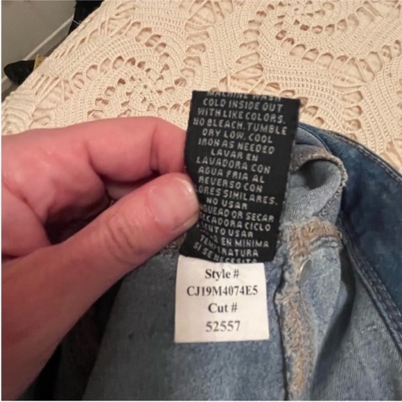 1822 BERMUDA women's denim jean shorts size 4 whiskers medium wash cuffed EUC - Picture 11 of 14